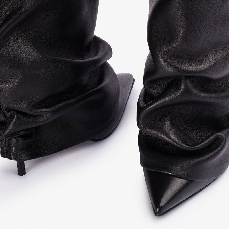 Kniehohe Stiefel mit Raffung und hohem Absatz