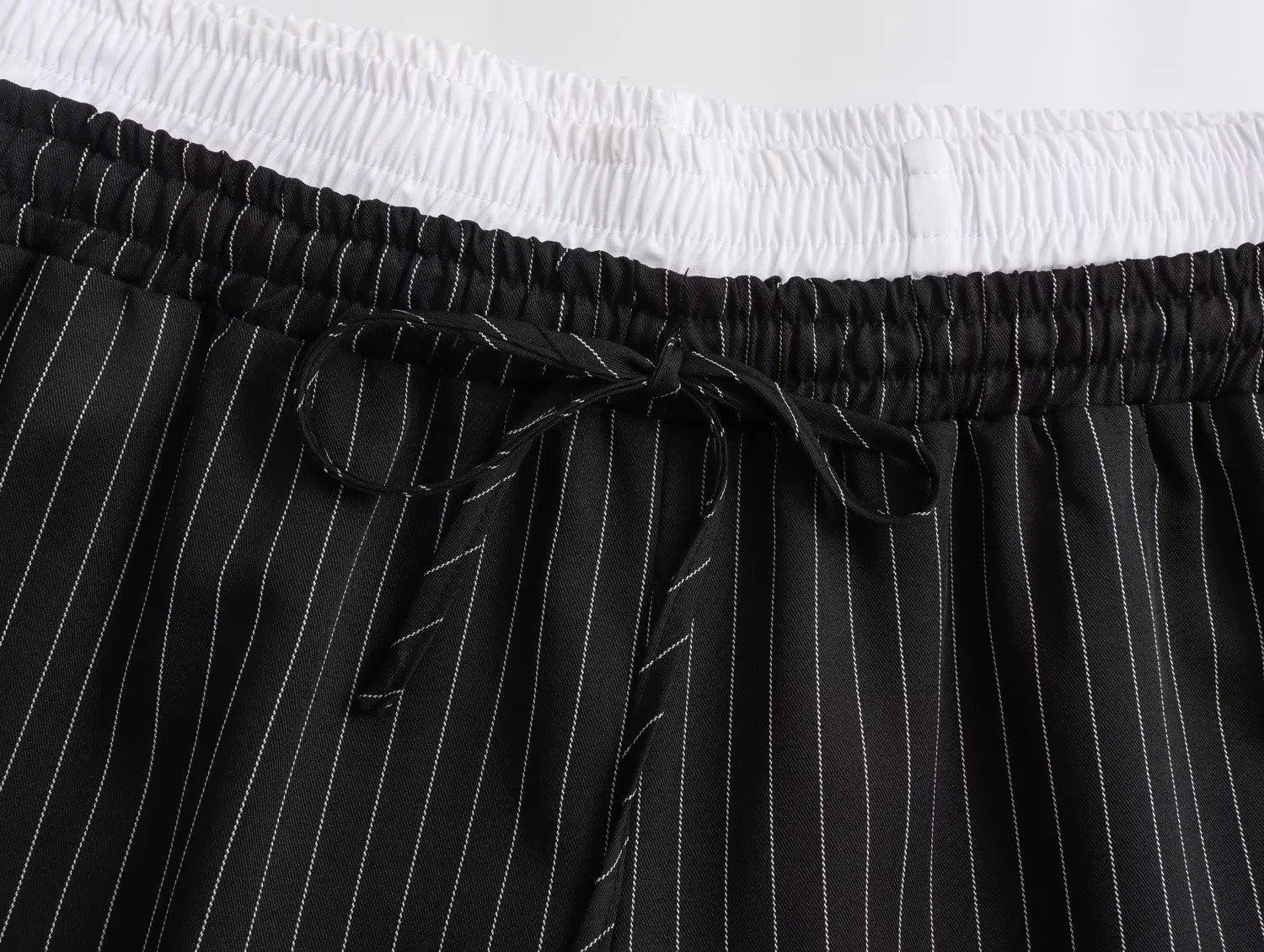 Weite Hose mit Streifen