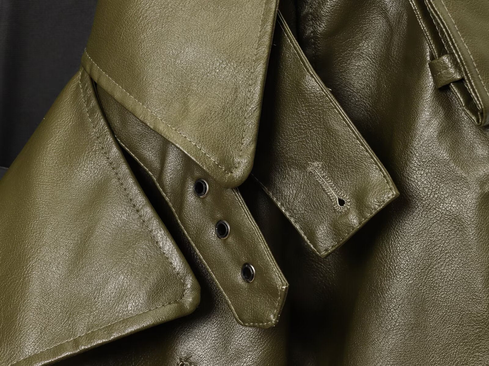 Kurze Leder Jacke im Biker-Look