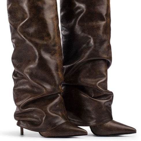 Kniehohe Stiefel mit Raffung und hohem Absatz