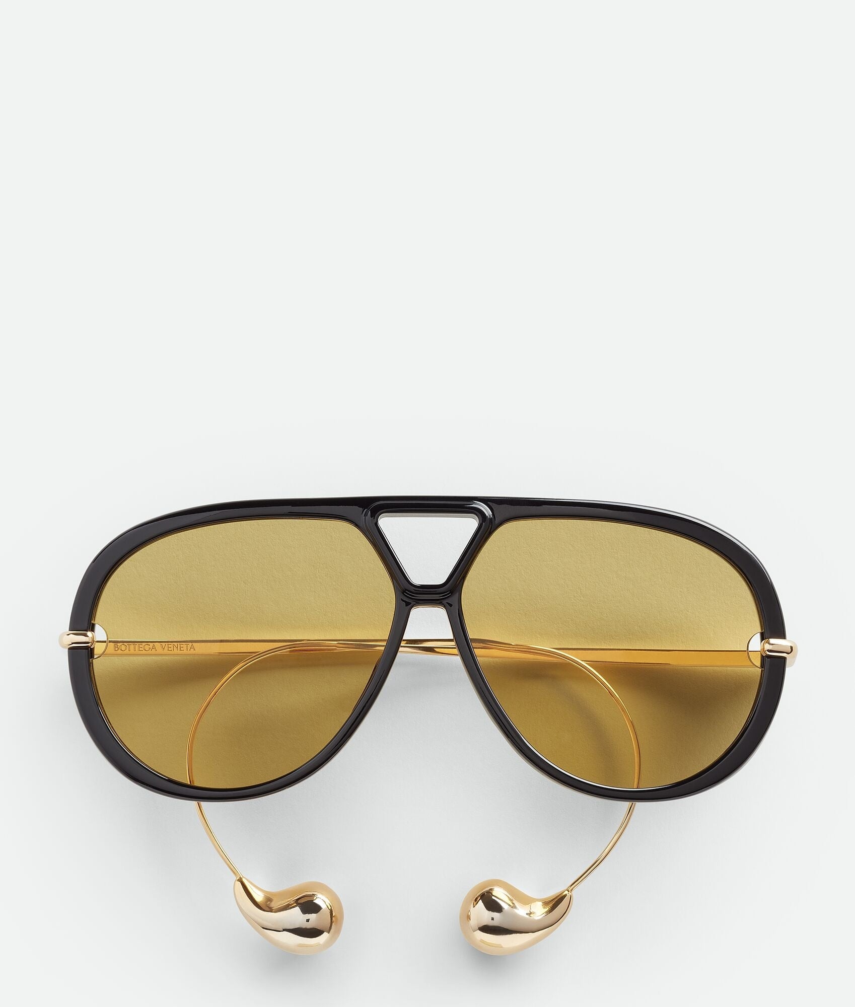 Stylische Sonnenbrille mit goldenem Detail